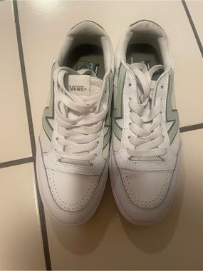 Vans Woman’s White Sneakers with Lighte Green Stripe Accent